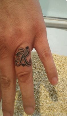 R Letter Tattoo Design på fingeren