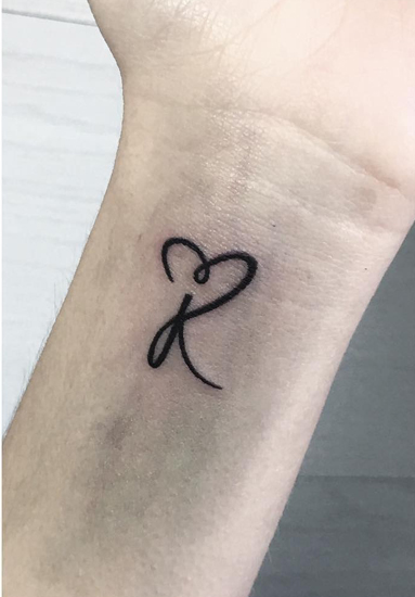 R Letter Tattoo Design på håndleddet