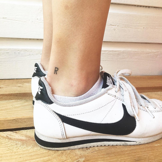 R Letter Tattoo på anklen