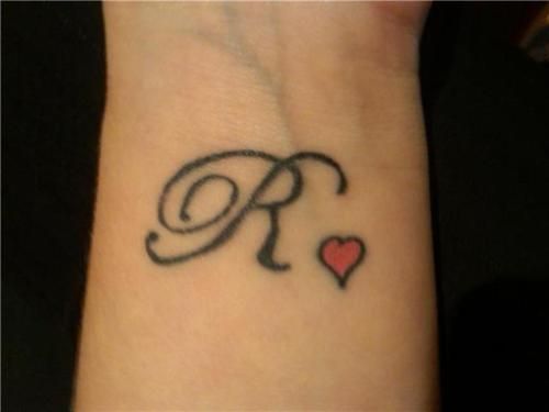 R Letter Tattoo med hjerte