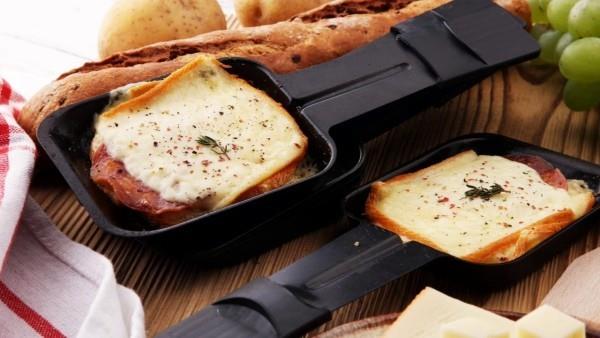 raclette -ideoita leipää ja juustoa