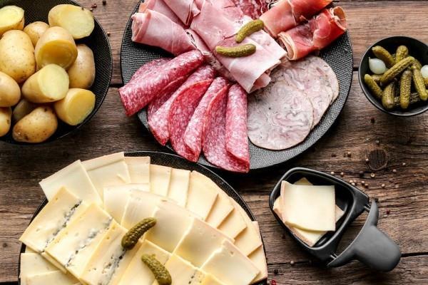 raclette -ideoita lihaa ja juustoja