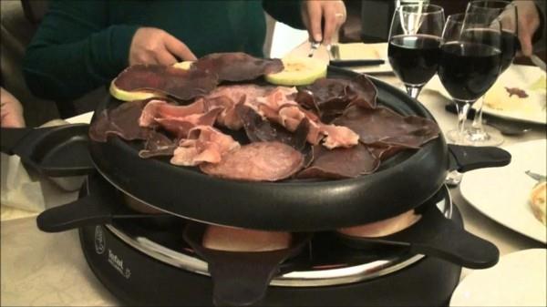 raclette -ideoita lihaa ja viiniä
