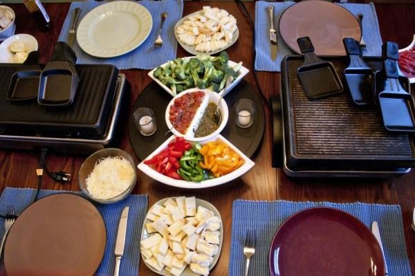raclette -ideoita tyylikäs pöytä