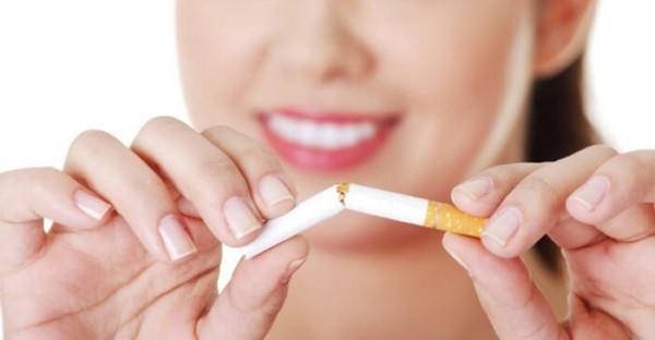 tupakoinnin lopettamisen vinkit nainen repäisee savukkeen