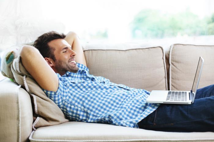 sisustus huonekalut ostaa sohva mies sohva rentoutua kannettava tietokone
