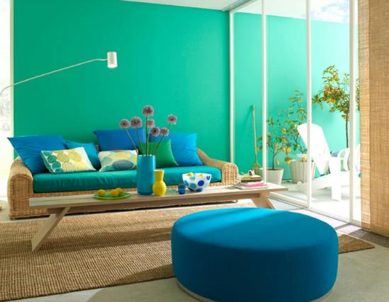 sisustus väreillä sininen vihreä sohva heitotyynyt jakkara valo