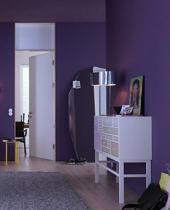sisustus väreillä seinämaali violetti