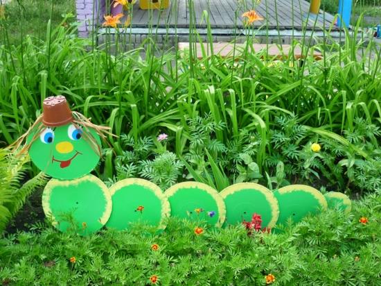 Caterpillar tinker tekee puutarhan koristeita itse