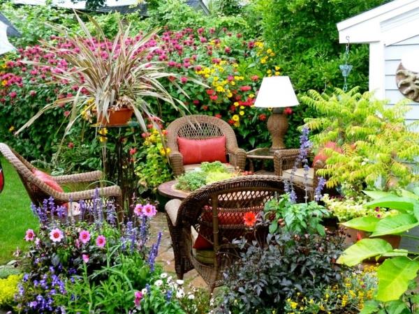 reattan nojatuoli puutarhakalusteet kesäkukat kasvit puutarhaideoita