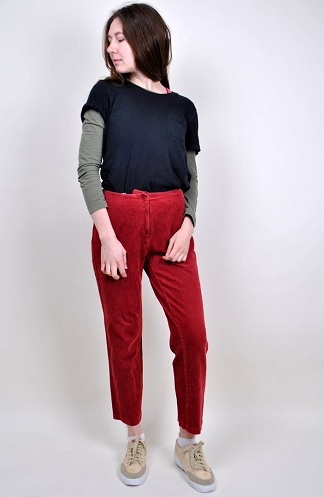 Bukser med rød snor