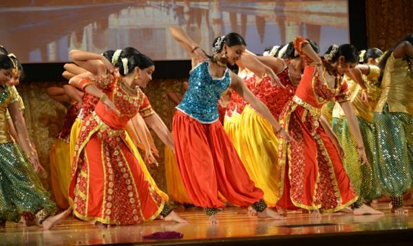 matkustaa intiaaniin intialaisen kulttuurin tansseihin