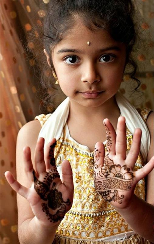 matkustaa Intiaan kid henna tatuointi