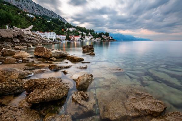 matka Kroatiaan dalmatia rocks pieni kaupunki lähellä omis