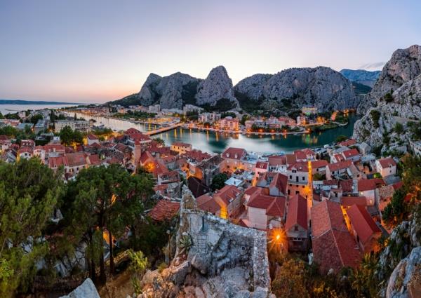 matka Kroatiaan omis kaupungin panoraama