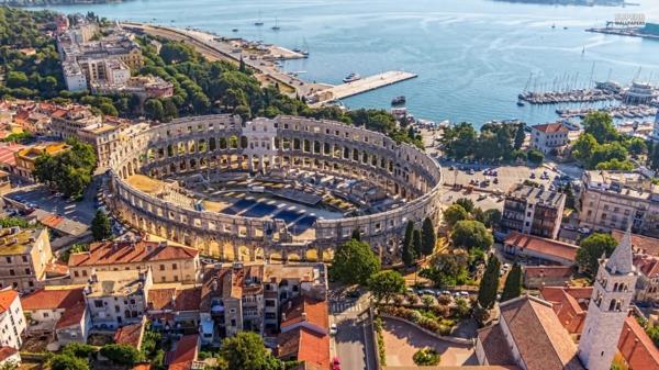 matkustaa kroatiaan pula panorama Roman Theatre