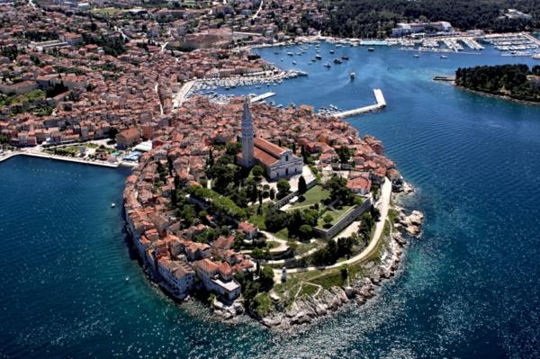 matkustaa kroatiaan rovinj ylhäältä