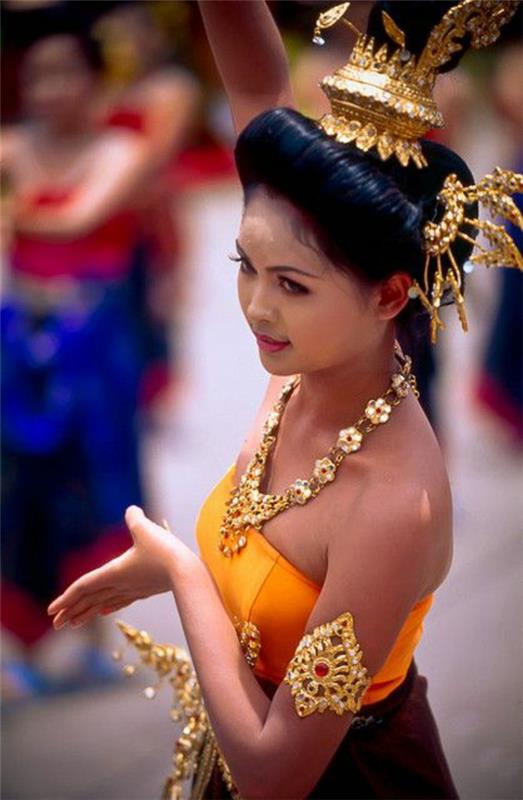 matkustaa thaimaahan thaimaalainen kulttuuri thaitanssija