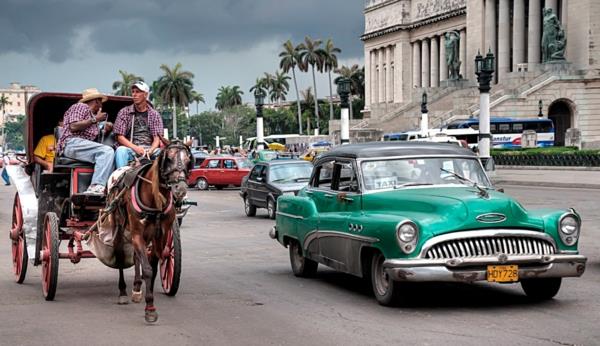 matkustaa Kuubaan oldtimer -taksilla