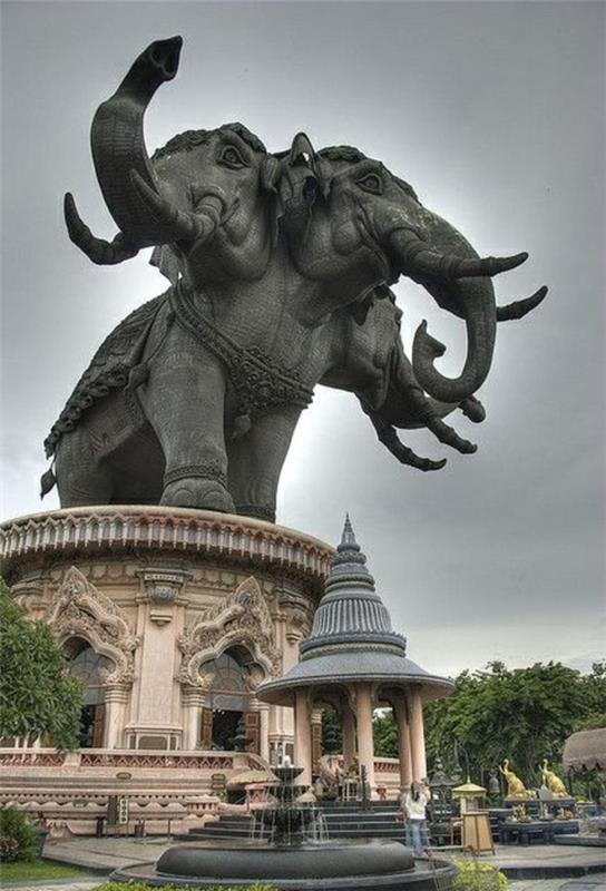 matka Thaimaahan edestakainen matka Erawan -museo bangkokin norsu