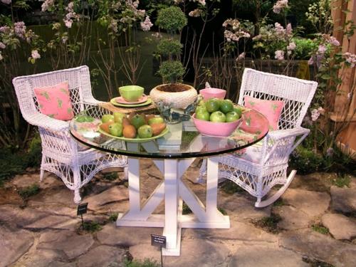 rentouttava tuoli puutarhassa vaaleanpunaiset huonekalut rottinki