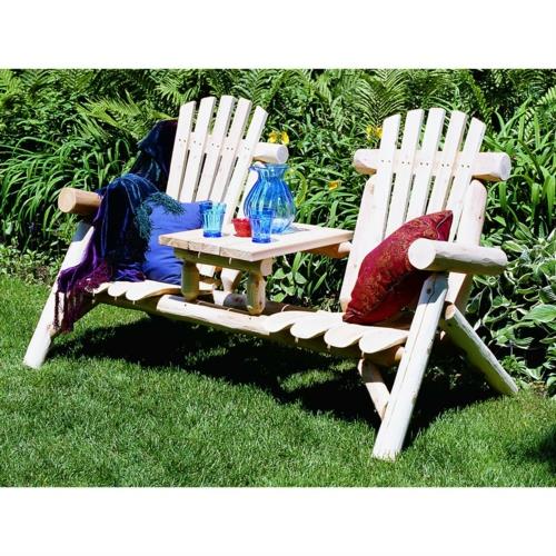 rentouttava tuoli puutarhassa valkoisesta teak -sivupöydästä