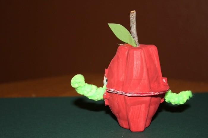 kierrätys nokkela munarasia tinkiminen lasten kanssa tinkimässä wc -paperirullien kukka -asetelma omena