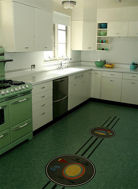 retro keittiö lattia mosaiikki valkoiset kaapit kiiltävä