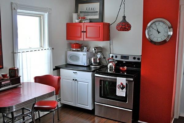 retro keittiö punainen aksentti seinäkello pyöreä