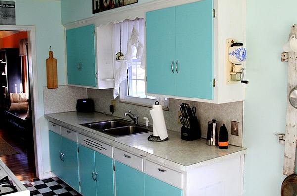retro keittiö turkoosi keittiökaapit puuviilu marmorinen ilme
