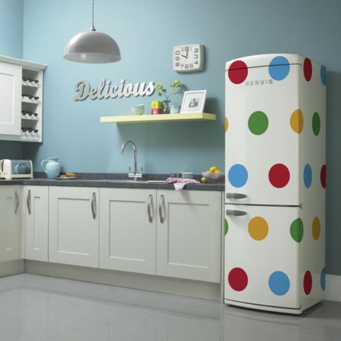 retro jääkaappi suuria värikkäitä pisteitä vintage moderni keittiö design