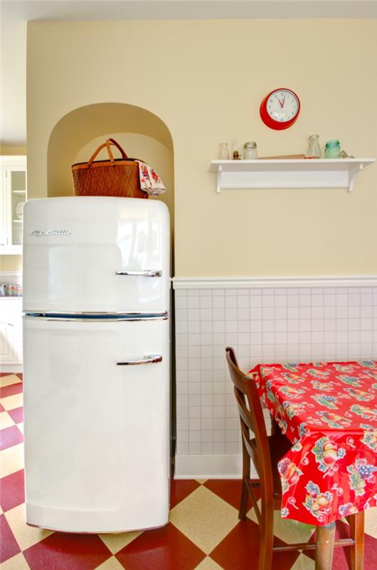 retro jääkaappi valkoinen keittiökalustus värillinen lattia