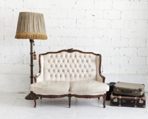 retro -ilme olohuoneessa pehmeä verhoiltu design -sohva