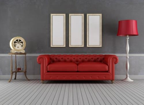 retro -ilme olohuoneessa kardinaali punainen sohva ja lattiavalaisin