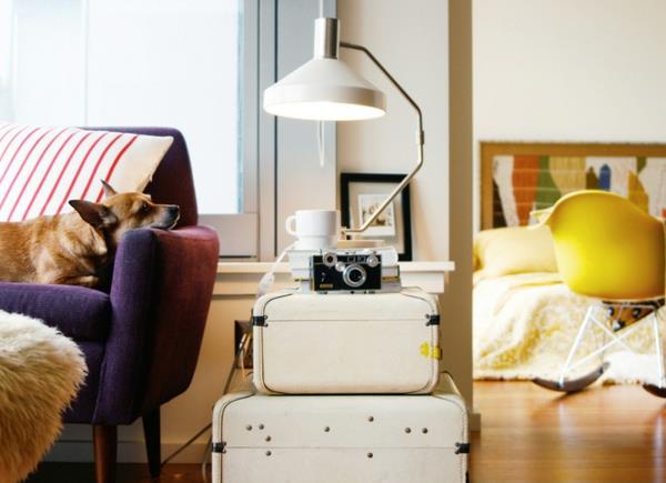 Retrotyylinen tyylikäs teollisuuslamppu ja kamera