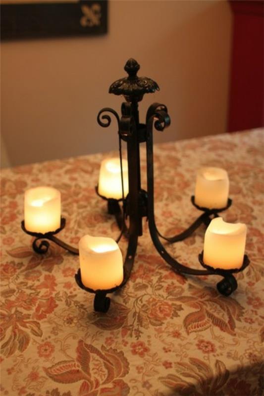 retro -tyylinen kynttilänjalka pöydällä