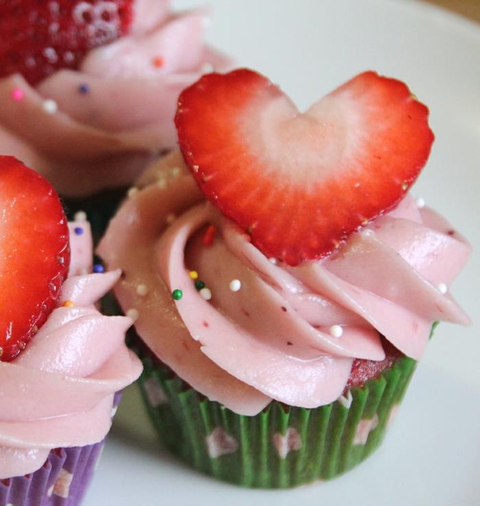 reseptit cupcakes minikakut koristavat mansikoita