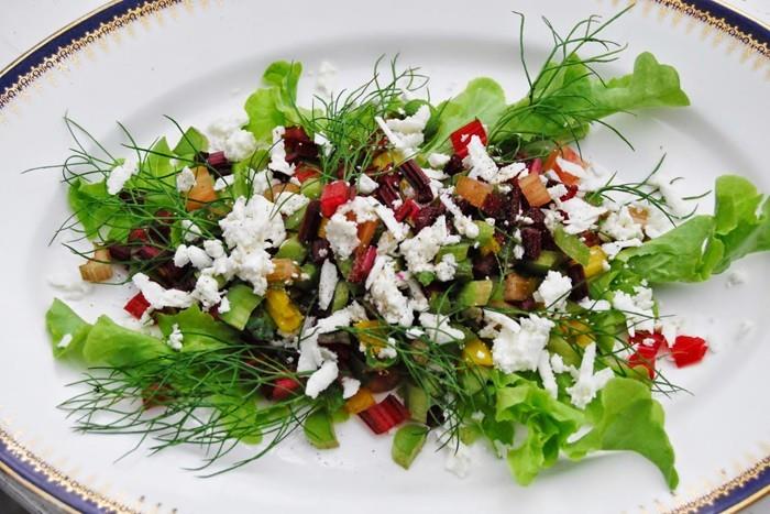 reseptejä juurikkaiden vihreiden feta -salaattitomaattien kanssa