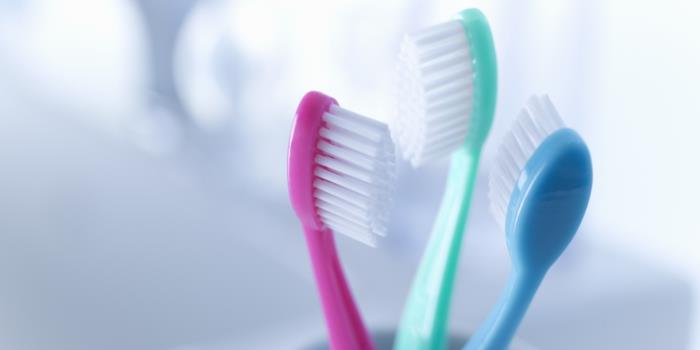 Oikea hammashoito hammasharjat vaaleanpunainen vihreä sininen