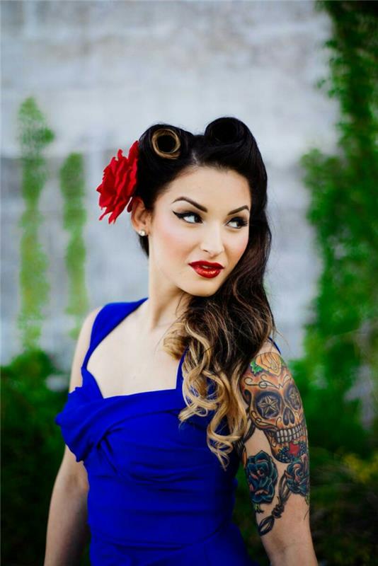 rockabilly -kampaukset naiset mustat hiukset tatuointi sininen mekko punainen ruusu