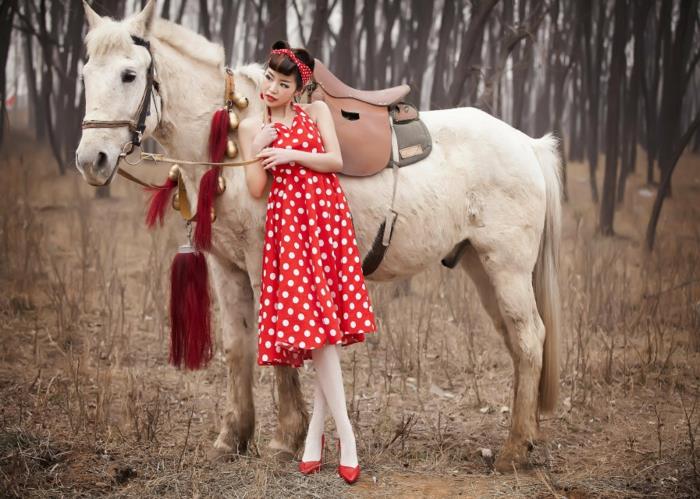 rockabilly kampaus retro näyttää punainen mekko valkoiset pisteet ruskeat hiukset