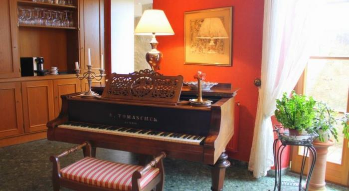 romanssihotellit vanha piano
