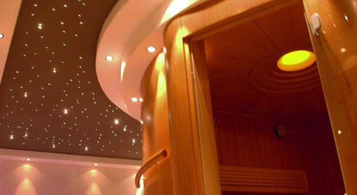 romanttiset hotellit kylpyhuone tähtitaivas