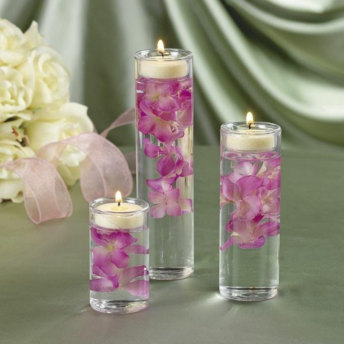 romanttinen elävä sisustus lasikulhoja kelluvia kynttilöitä orkideat tekokukat