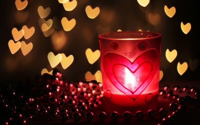 romanttiset elävät punaiset lyhdyt sydänaiheet
