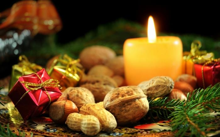 romanttiset elävät pähkinät pylväskynttilät kuusen oksat pöytäkoristeet