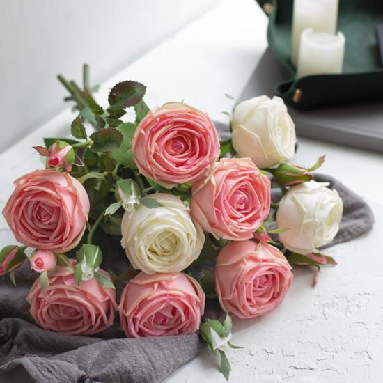 romanttiset kukat valkoiset ja vaaleanpunaiset leikatut ruusut huokuvat paljon romantiikkaa