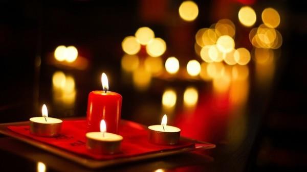 romanttinen ilmapiiri kynttilänvaloillallinen ystävänpäivän ideoita