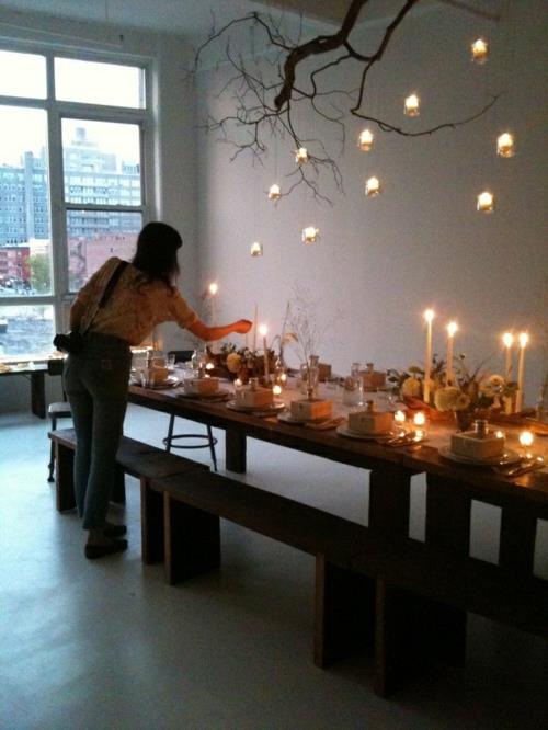 romanttinen ilmapiiri ruokasali osapuoli kynttilät syttyvät kattokruunut