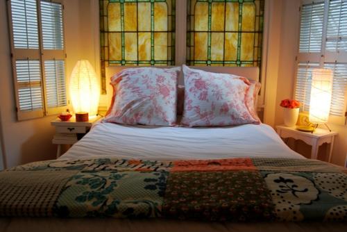 romanttinen valaistus makuuhuoneen lattiavalaisimessa, joka on valmistettu paperista yöpöydällä